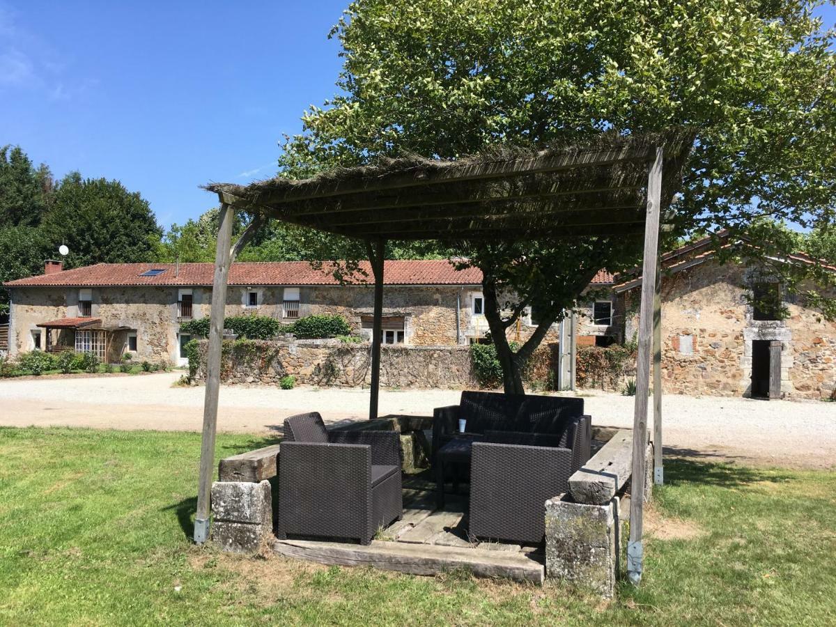 Ferme Gite Equestre En Charente Конфолан Екстер'єр фото